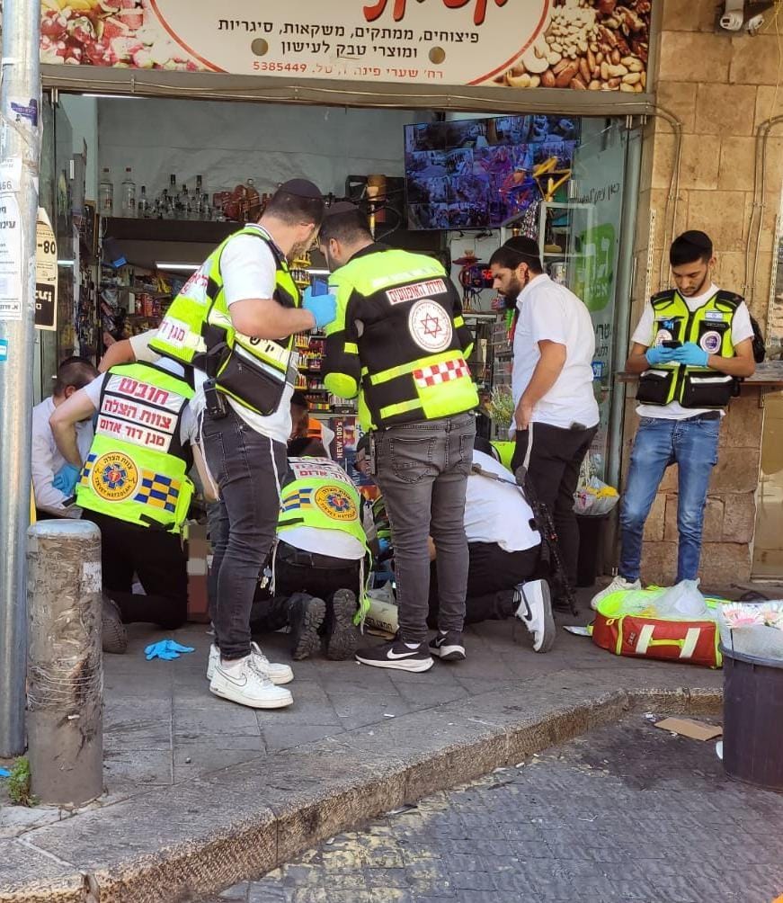 התמוטט בפתח החנות | צוות הצלה