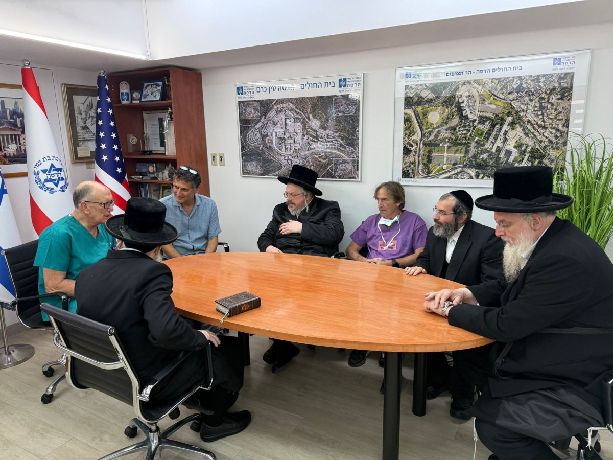 צוות הבכירים בהדסה עם מקורבי האדמו&quot;ר 