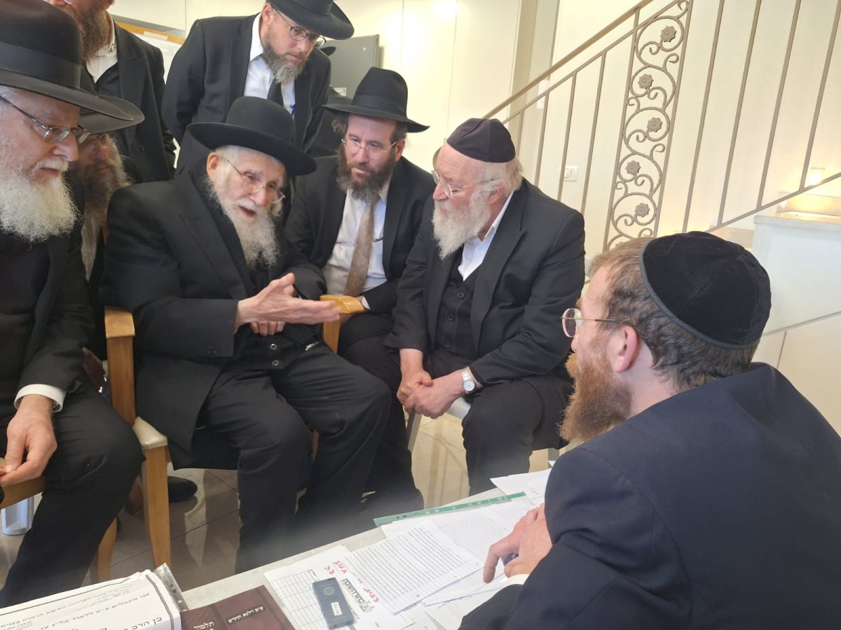 הגר"ע אוירבך בניחום האבלים | מקור: משה וייסברג 'בחדרי חרדים'