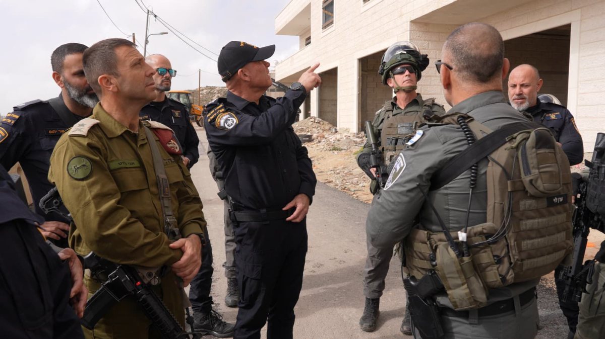בכירי מערכת הביטחון ליד גדר ההפרדה | דוברות המשטרה