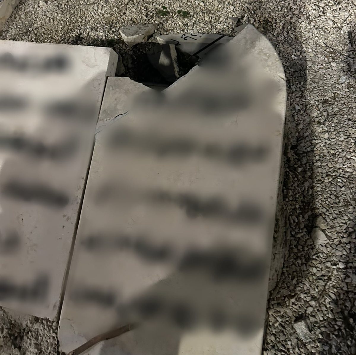 אחת המצבות השבורות | דוברות המשטרה