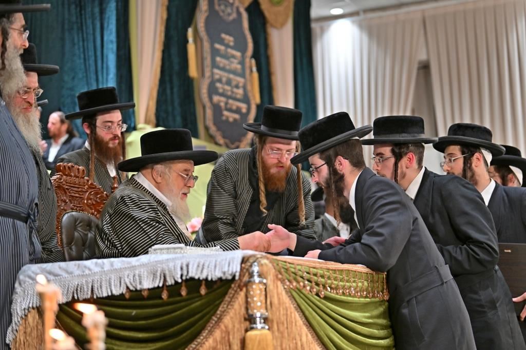 בחורי תולדות אהרן בקבלת הפרס. יהושע פרוכטר