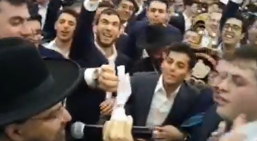 ראש הישיבה קורע את הצו | מתוך הסרטון