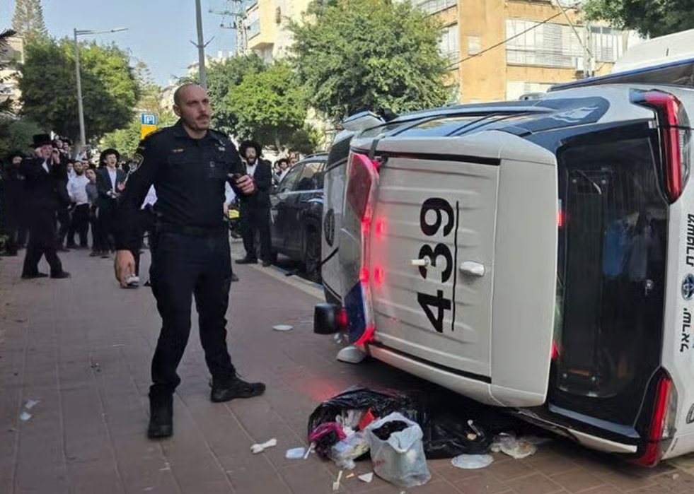ניידת משטרה הפוכה בפרעות בבני ברק | צילום: דוד קשת