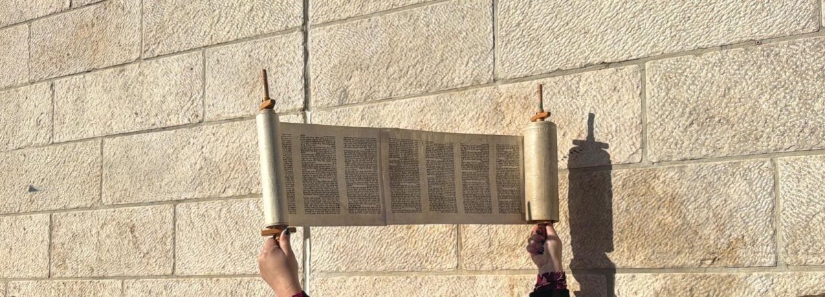 מניפות את ספר התורה | נשות הכותל