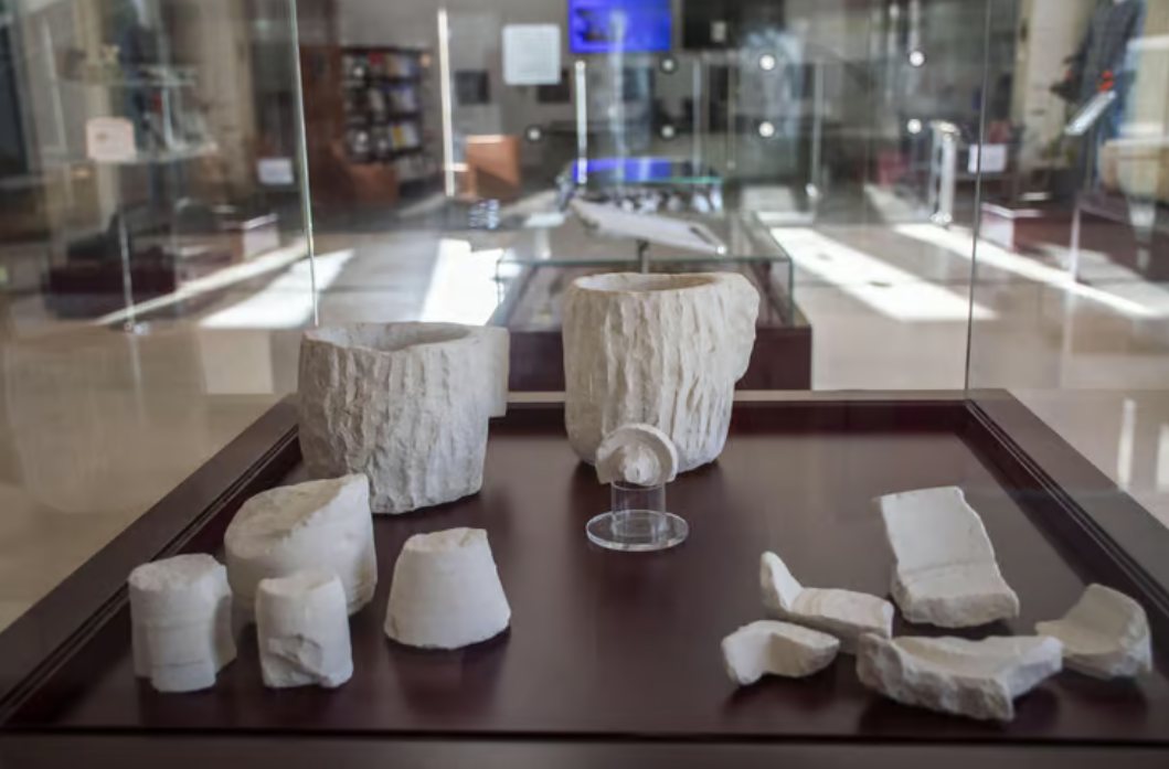 כלי האבן בתערוכה (צילום: יולי שוורץ, רשות העתיקות)