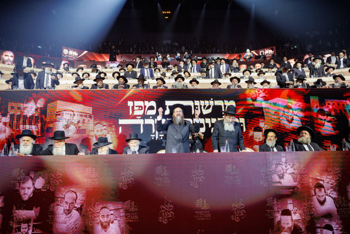 במת הכבוד הענקית במעמד