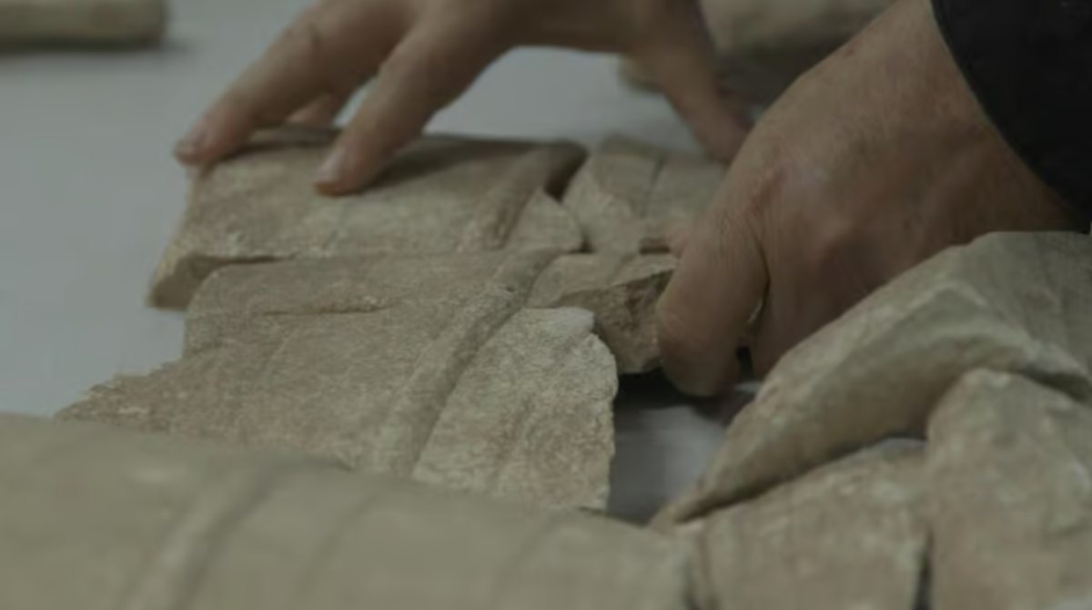 עבודות לאיחוי הכלי שנמצא שבור בגליל (צילום: אמיל אלג'ם, רשות העתיקות)