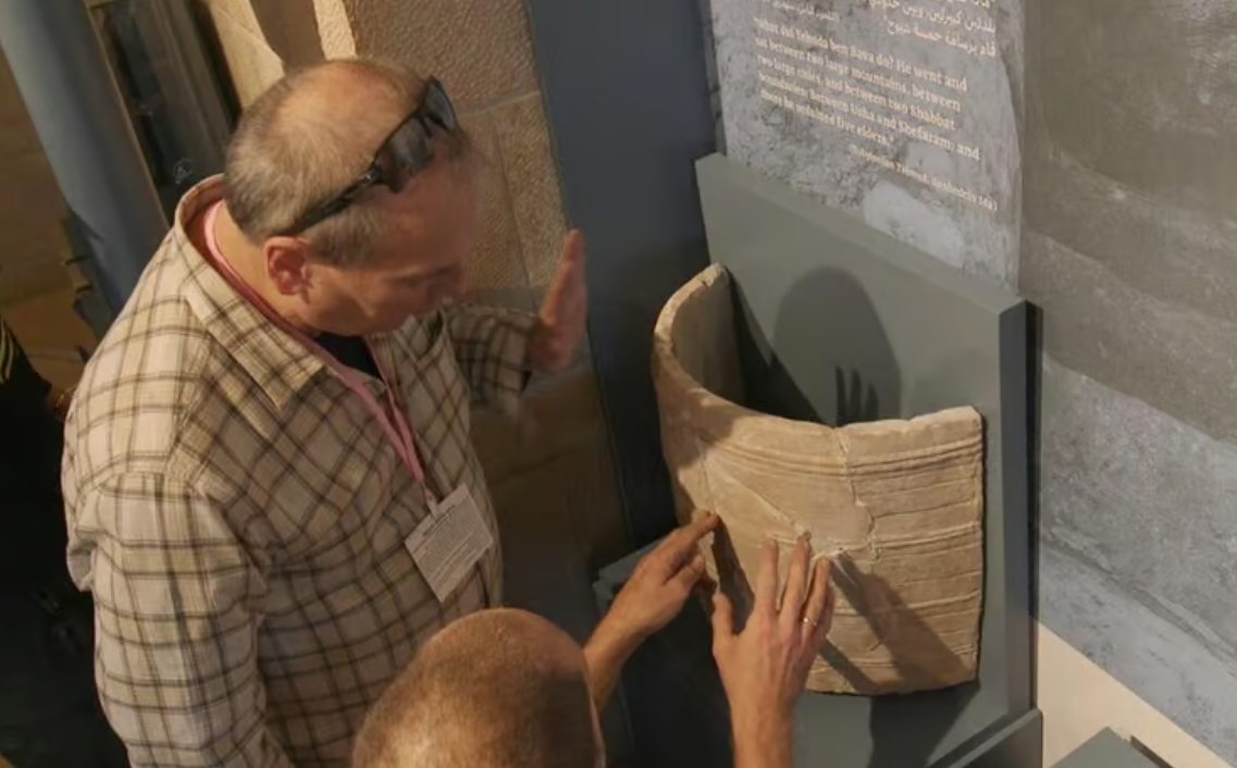 ה'קלל' מתקופת בית שני בתצוגה (צילום: אמיל אלג'ם, רשות העתיקות)