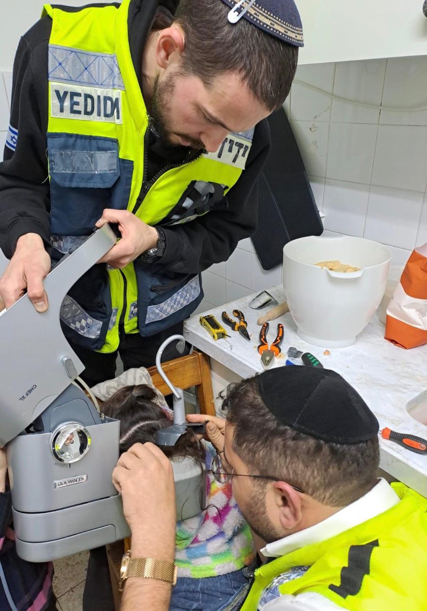 השיער של הילדה נתפס במיקסר | ידידים