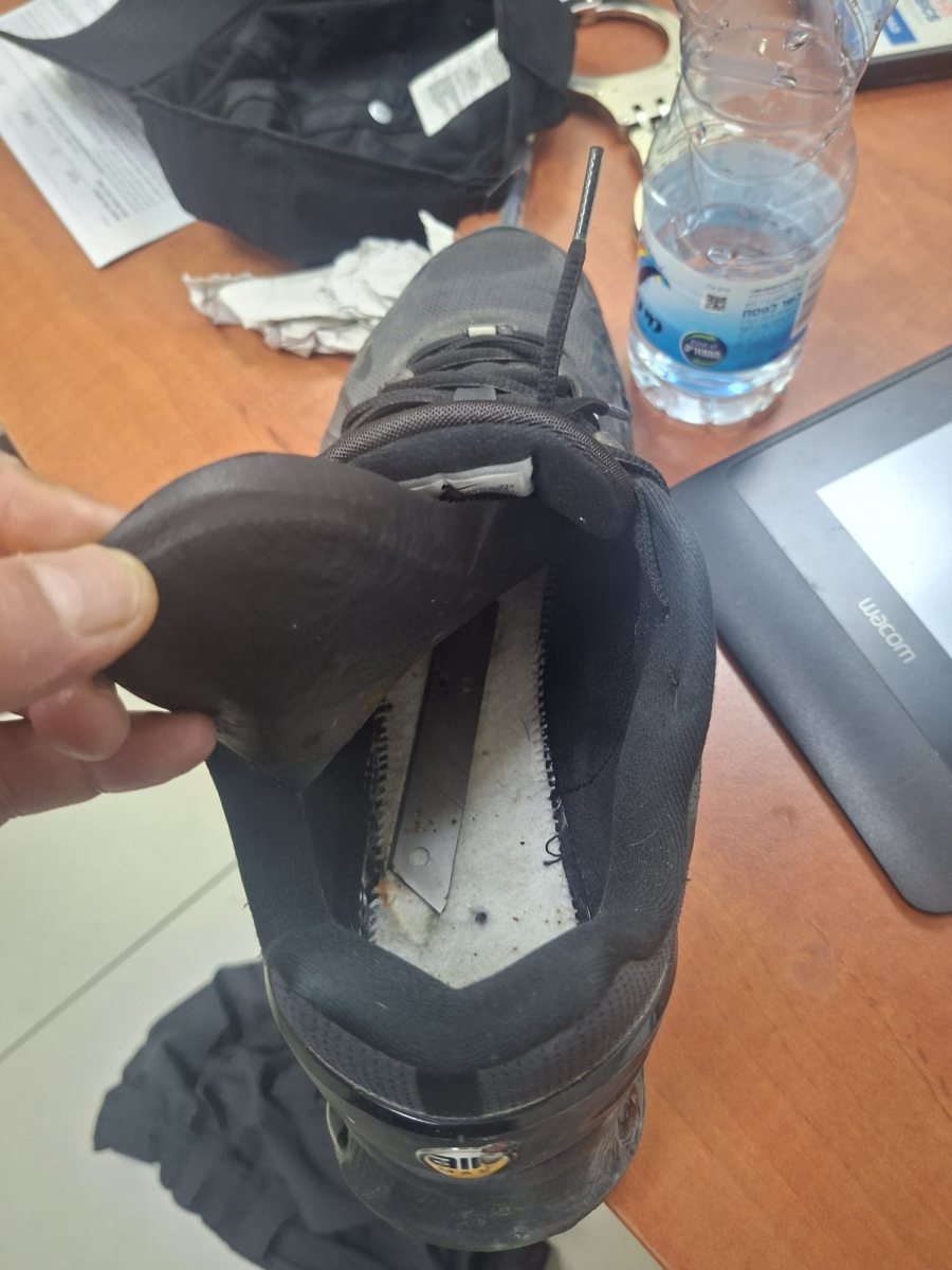 הנעל בה אותרה הסכין | דוברות המשטרה