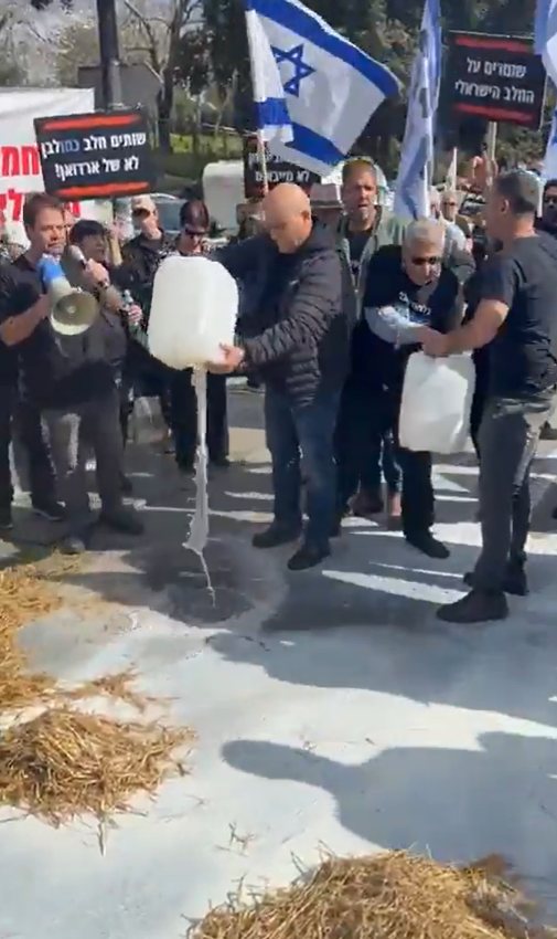 שופכים חלב במחאת החלב | שימוש לפי סעיף 27א