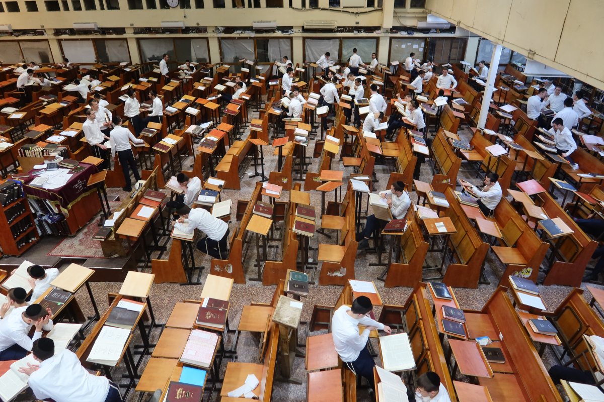 בחורי ישיבה באוהלה של תורה | shutterstock