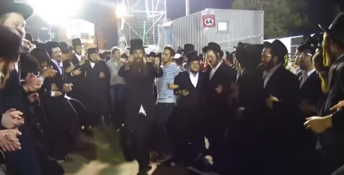 ראש הישיבה הרב דוד שפר רוקד עם תלמידיו | ארכיון יוטיוב