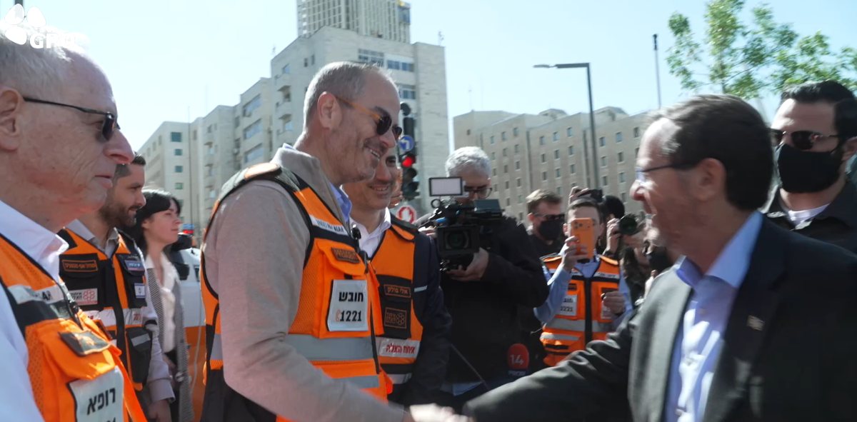 הנשיא מתקבל ע"י אלי ביר נשיא איחוד הצלה