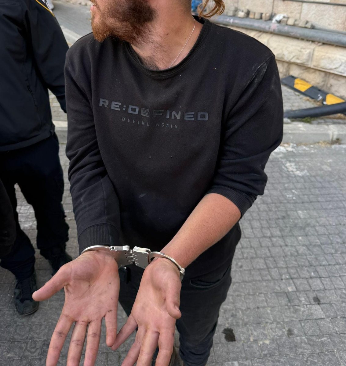 החשוד עם ידיו המפוייחות | דוברות המשטרה