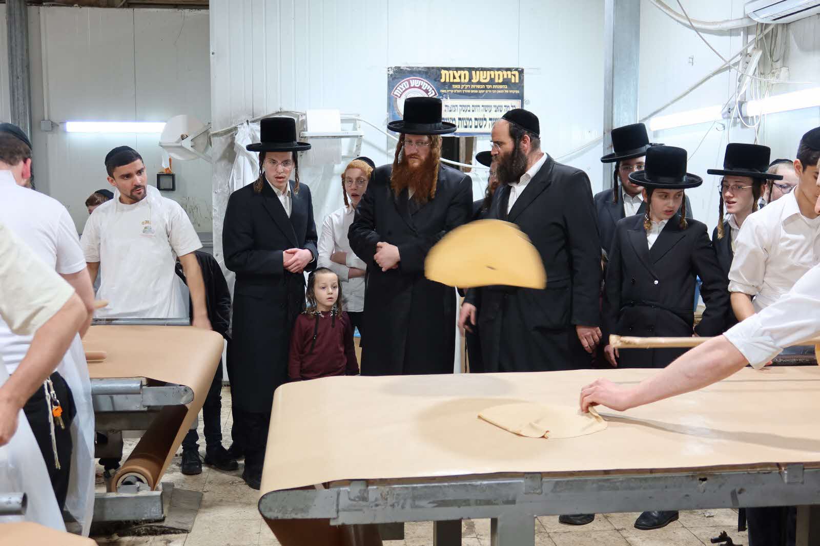 האדמור מקאליב באפיית המצות. א' מיכאלי