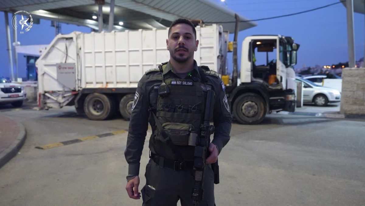 משאית הזבל בה נתפסו המסתננים | דוברות המשטרה