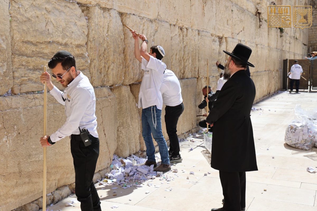 רב הכותל משגיח על פינוי הפתקים | הקרן למורשת הכותל