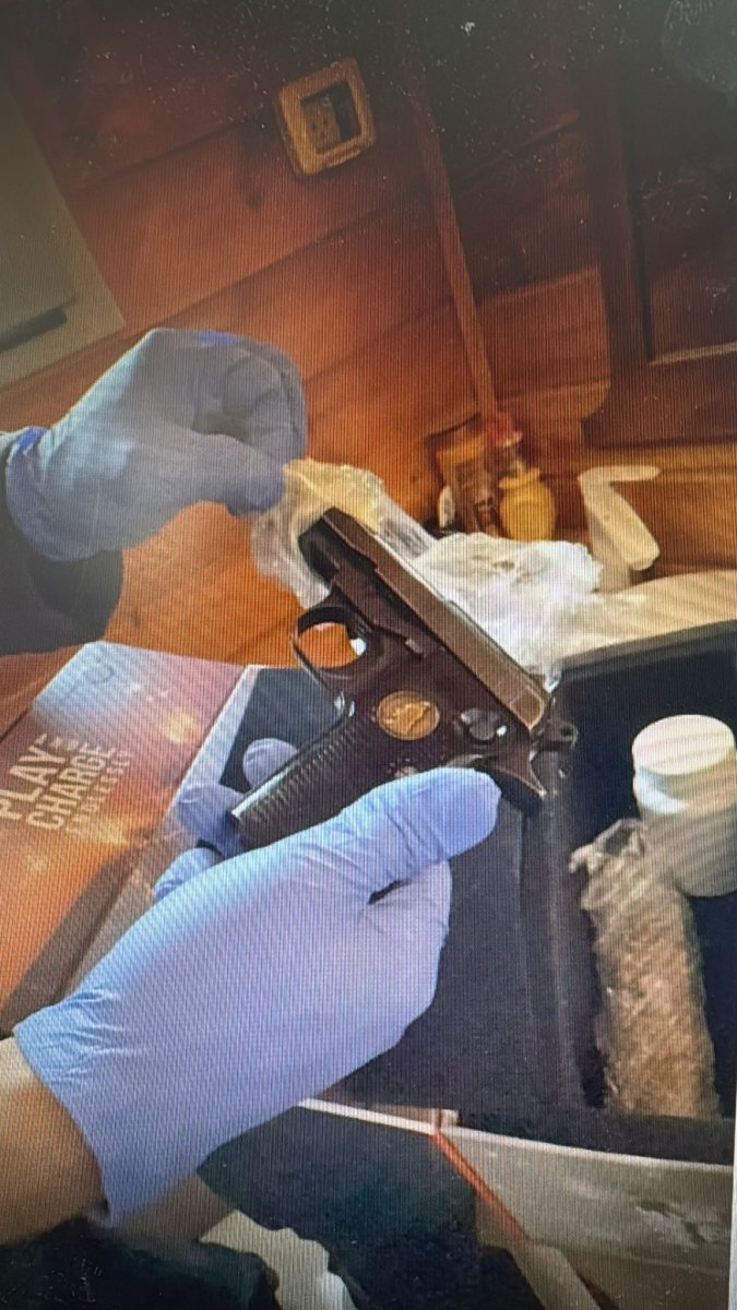 אחד האקדחים מתוך הגרביים | דוברות המשטרה