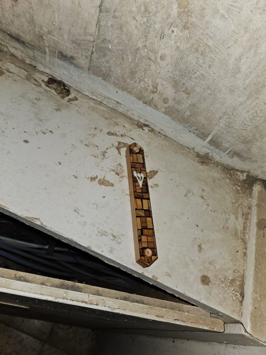 אחת המזוזות שנתלשה | לירן תמרי