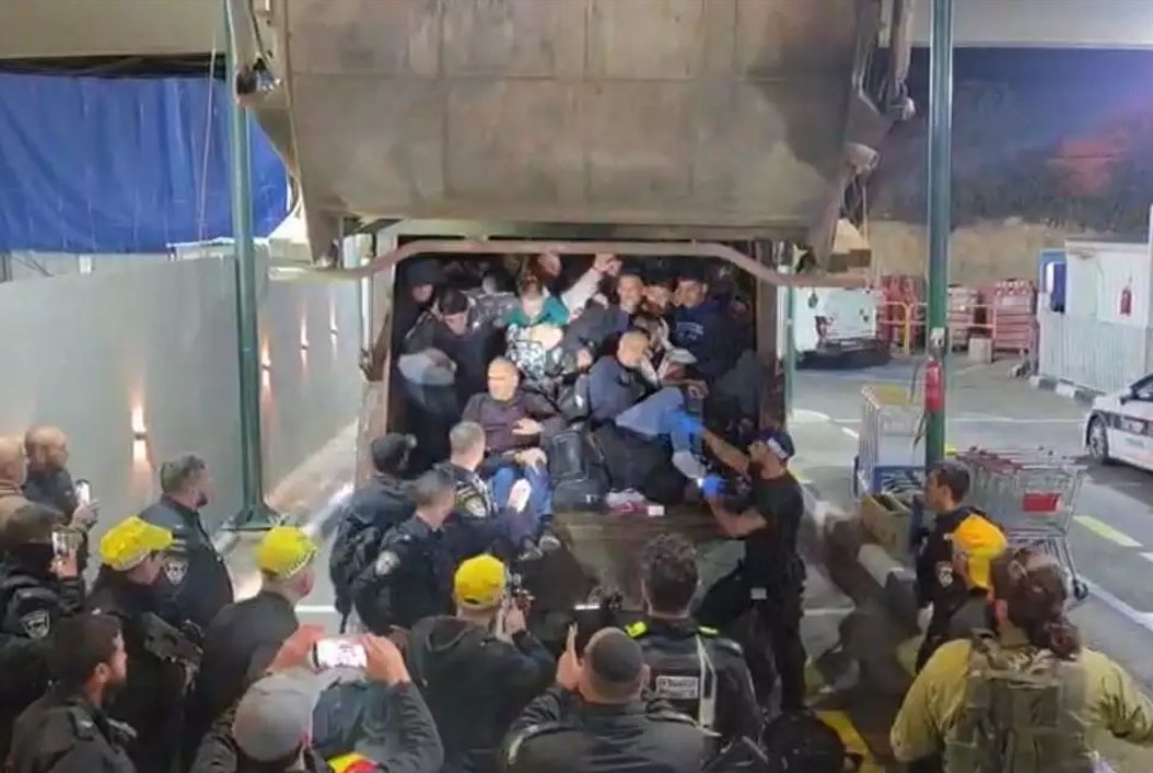 המסתננים נפלטים ממשאית הזבל | דוברות המשטרה