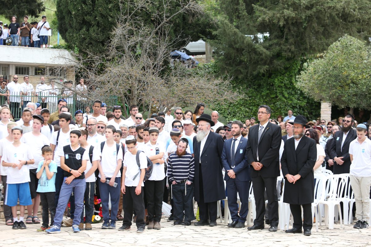 עומדים בצפירה | ארכיון: שאטרסטוק