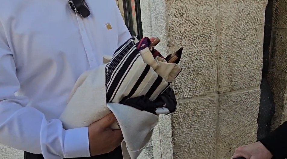 ספר התורה המוברח | הקרן למורשת הכותל