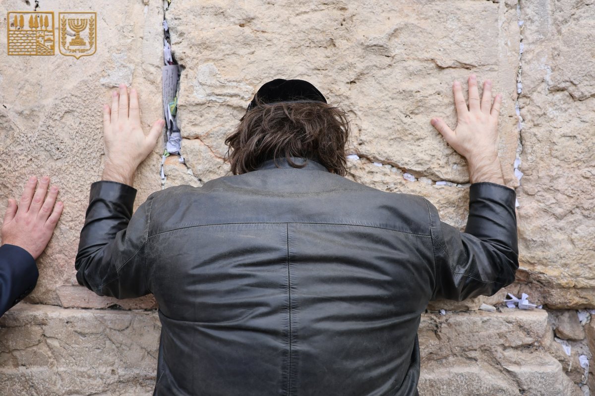 משתטח על אבני הכותל | הקרן למורשת הכותל