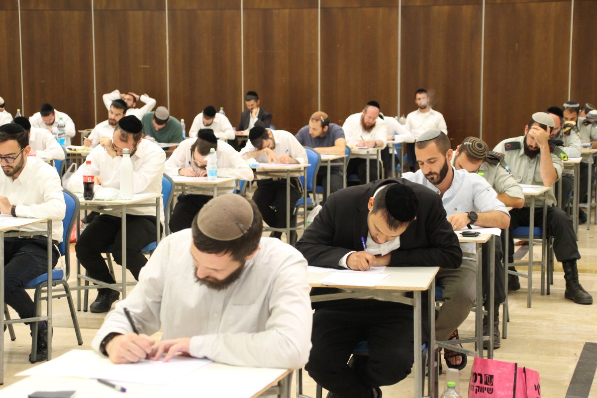 הגברים בבנייני האומה - והנשים? (ארכיון הרבנות הראשית)