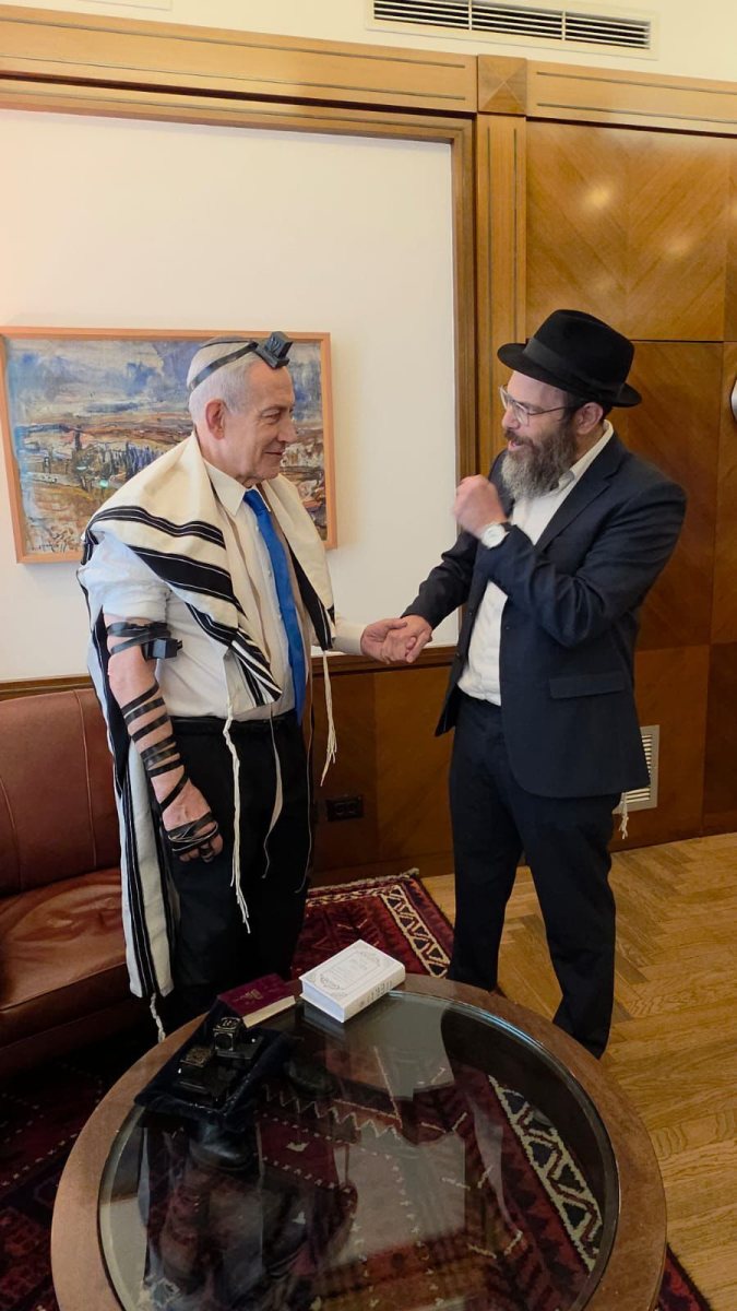 שליח חבד הרב זיו אור עם נתניהו והתפילין
