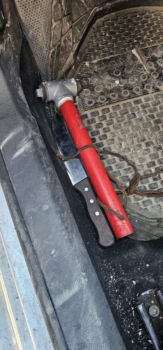 כלי התקיפה שאותרו ברכב החשוד | דוברות המשטרה