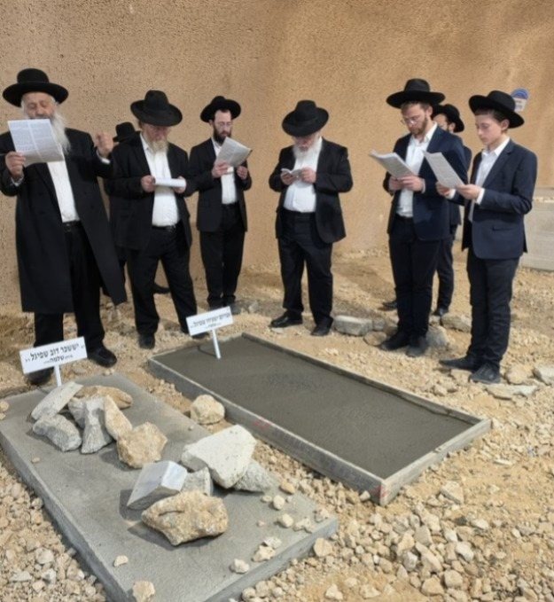 הרב שפיגל על קברם הטרי של שני בניו | מקור משה וייסברג