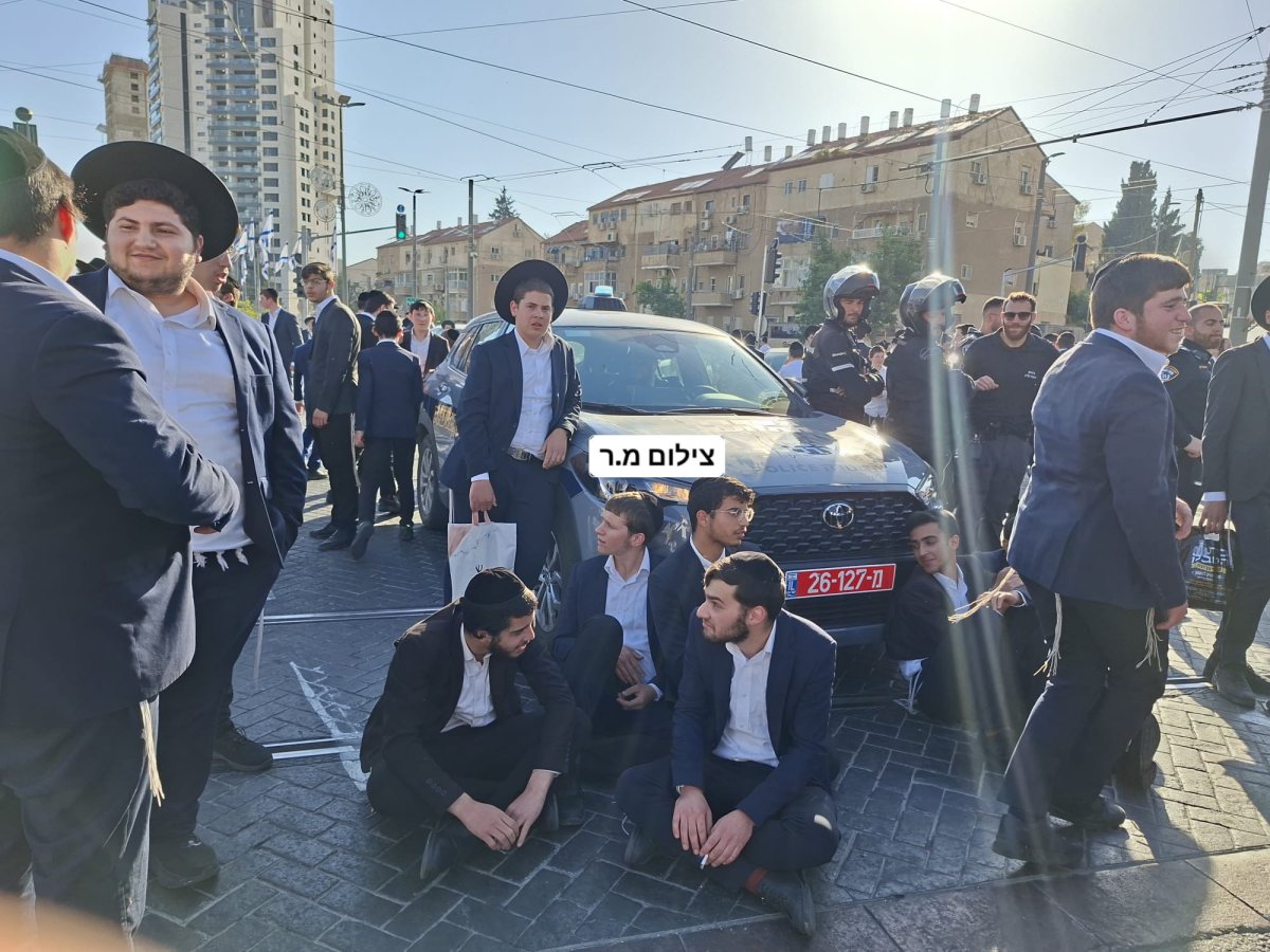 מפגינים חוסמים רכב משטרתי | צילום: מ.ר.