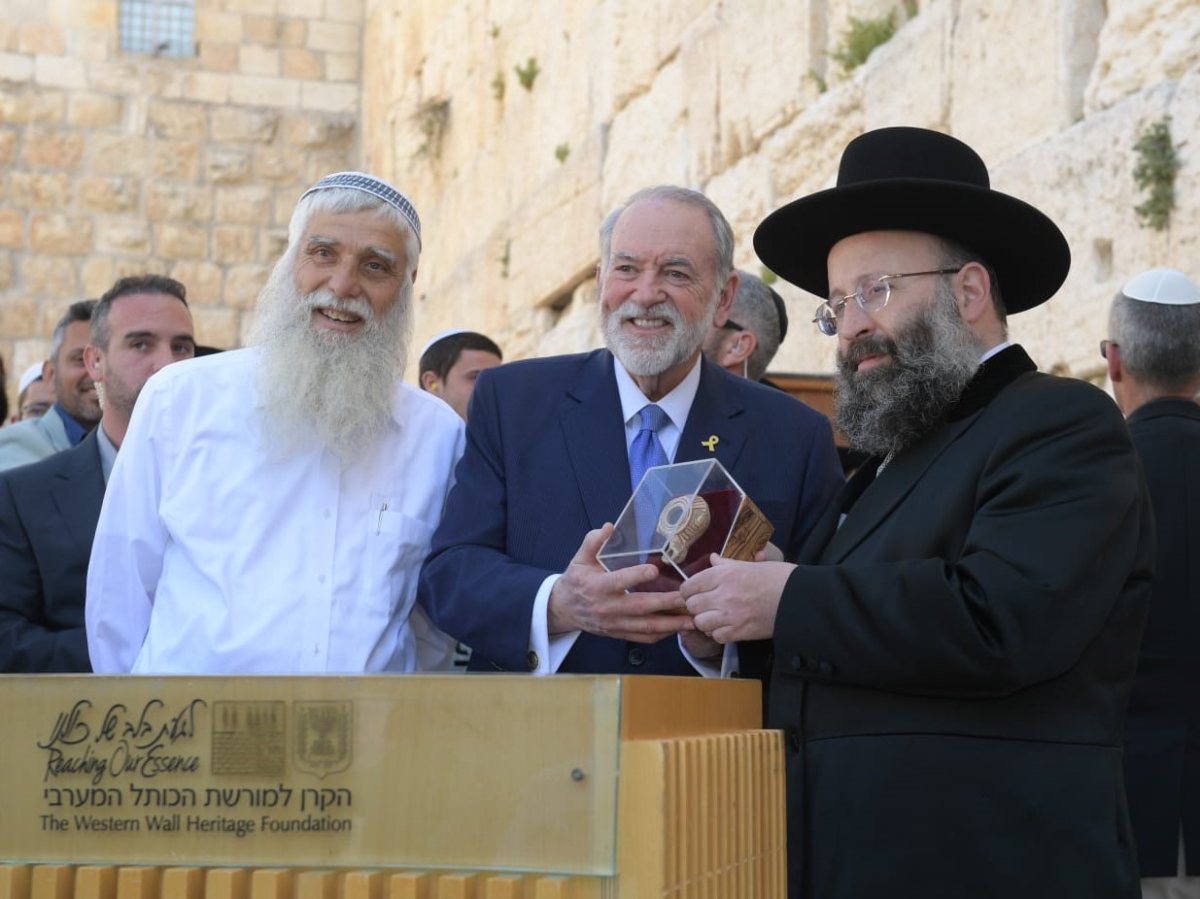 רב הכותל (מימין) לצד שגריר ארה"ב בכותל המערבי | צילום ברונו כהן, לע"מ