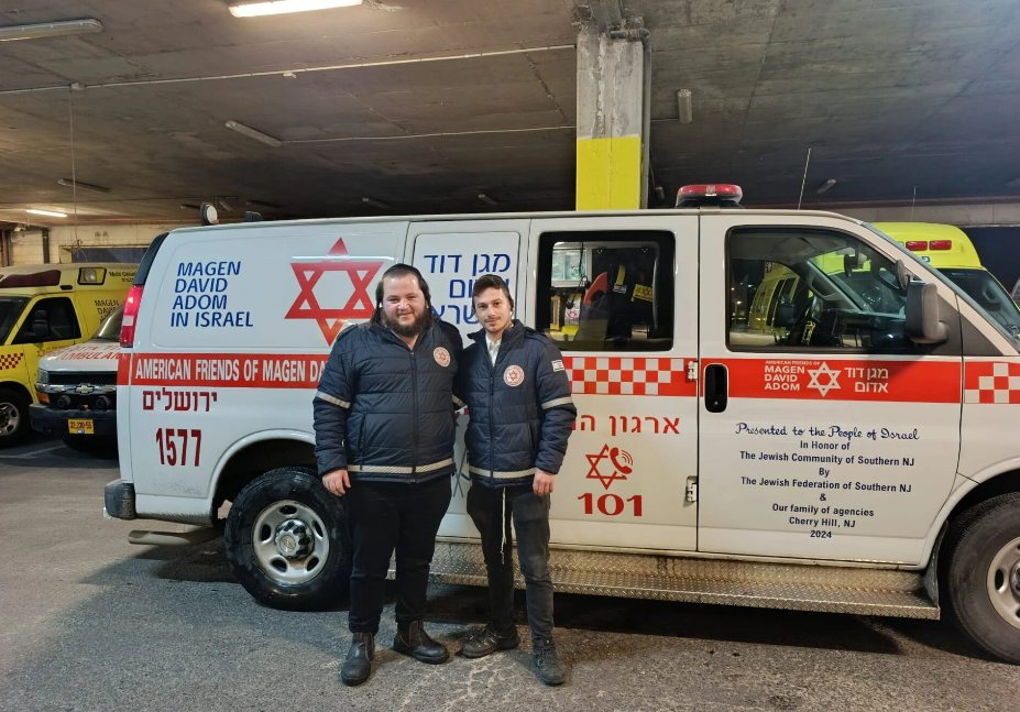 החובשים יוסי קליין (מימין) וברוך בלוי (צילום: תיעוד מבצעי מד"א)