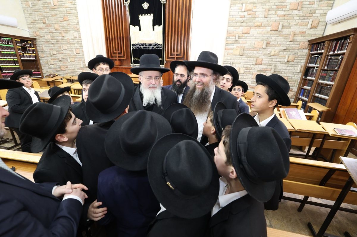 הרב צדקה עם התלמידים. יעקב כהן