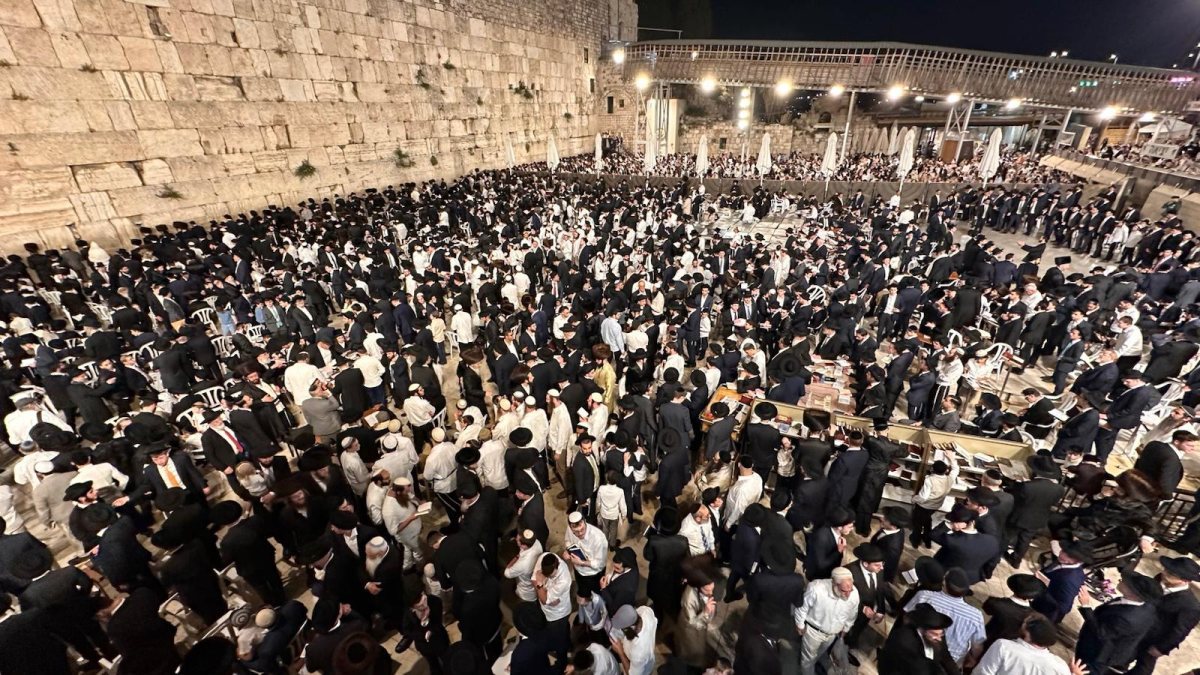 שבועות אשתקד בכותל | הקרן למורשת הכותל