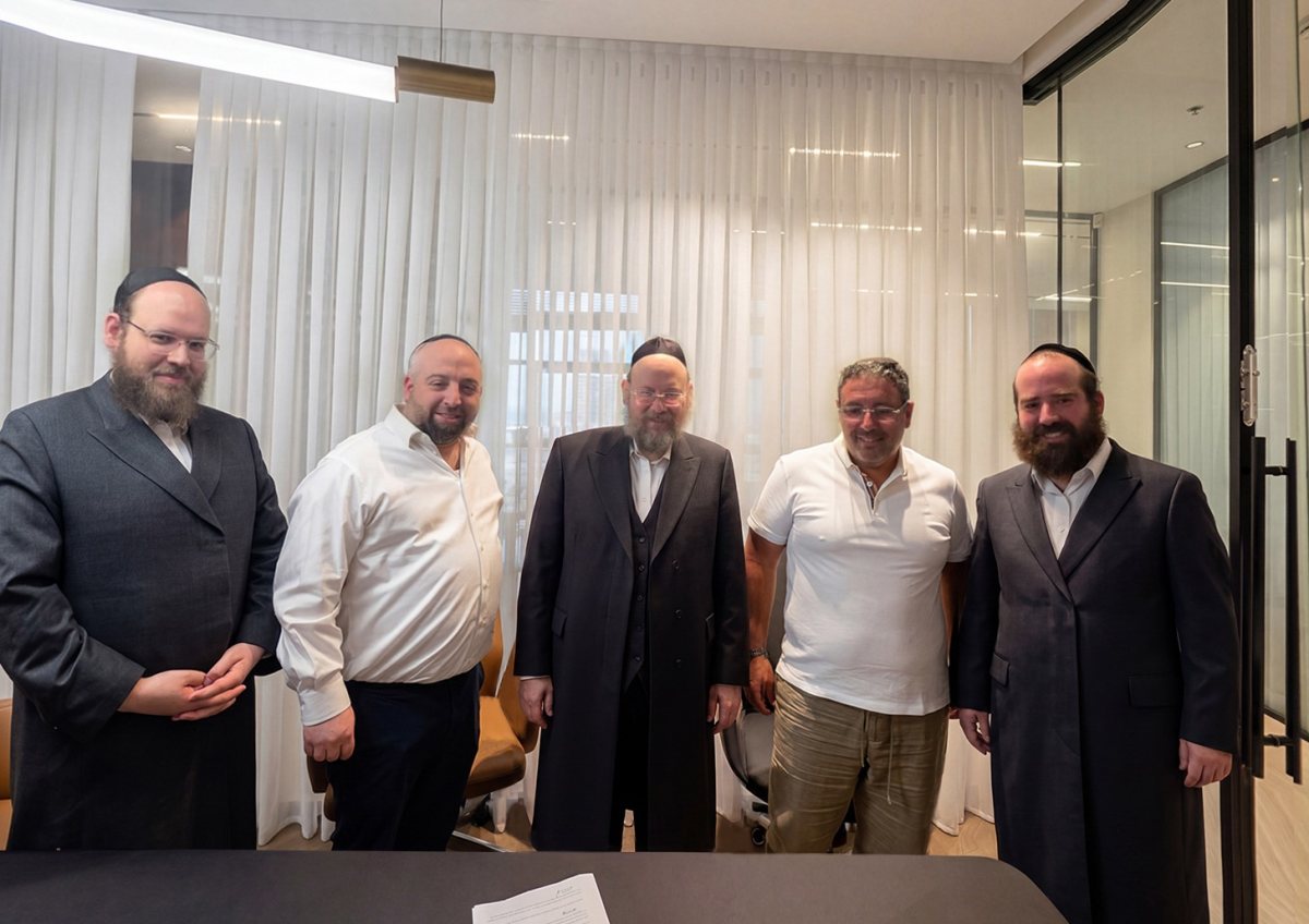 במעמד החתימה | באדיבות המצלם