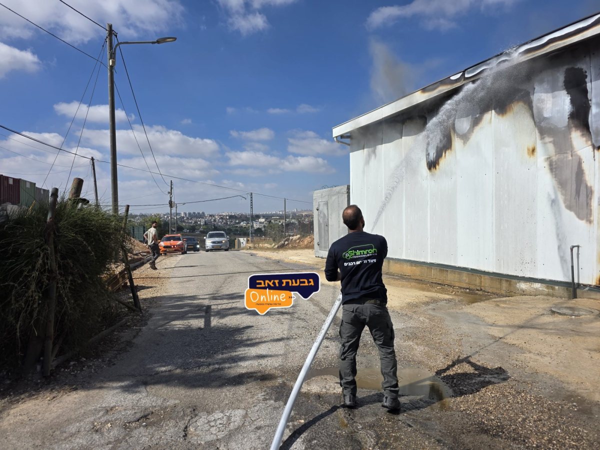 כוחות הכיבוי ליד המחסן | גבעת זאב אונליין