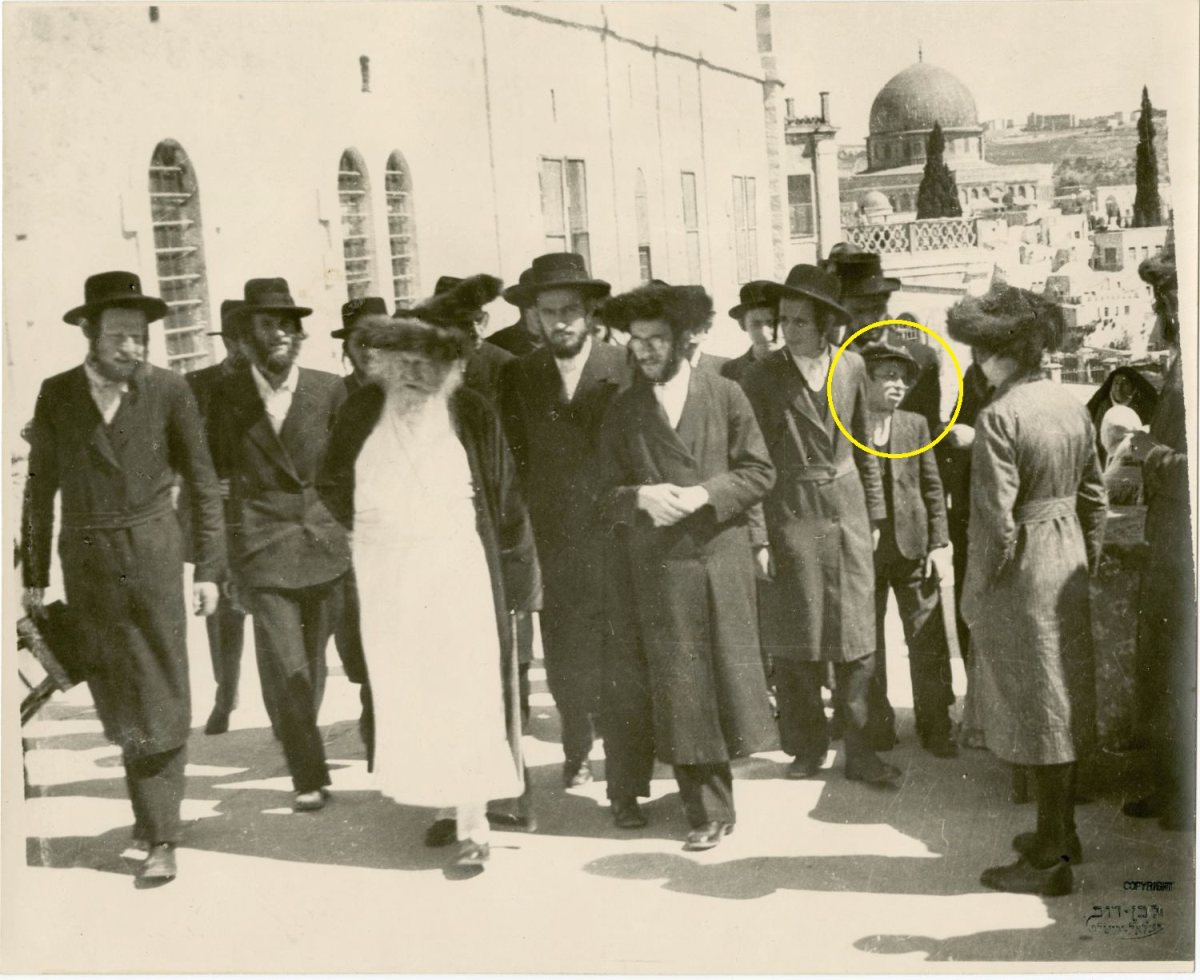 המנוח חבוש בקסקט מלווה את המהרי"ץ בדרכו חזור מהכותל בחג הפסח | צילום: ארכיון