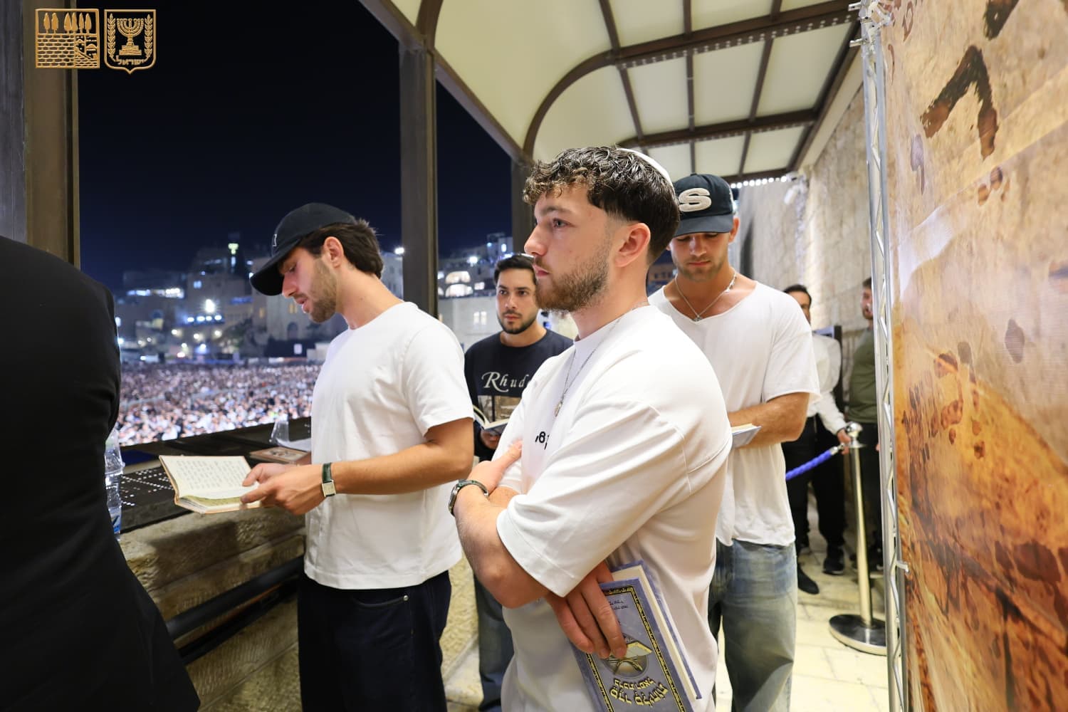 שורדי השבי בסליחות בכותל | הקרן למורשת הכותל