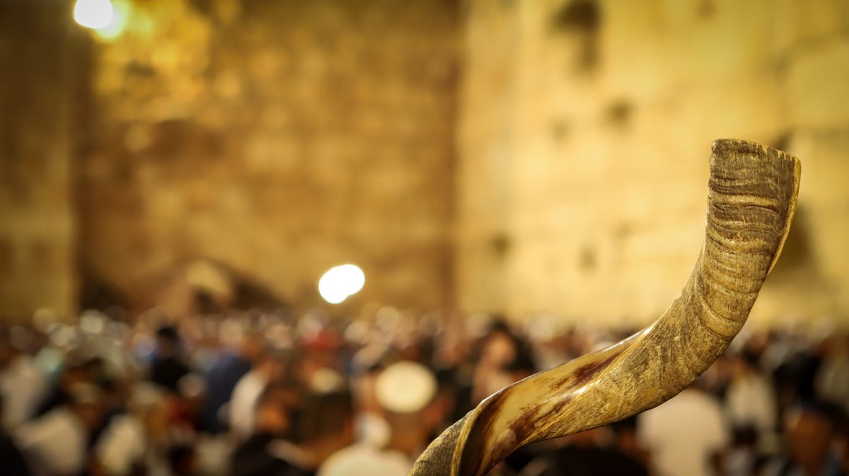 תקיעת שופר בכותל המערבי | shutterstock