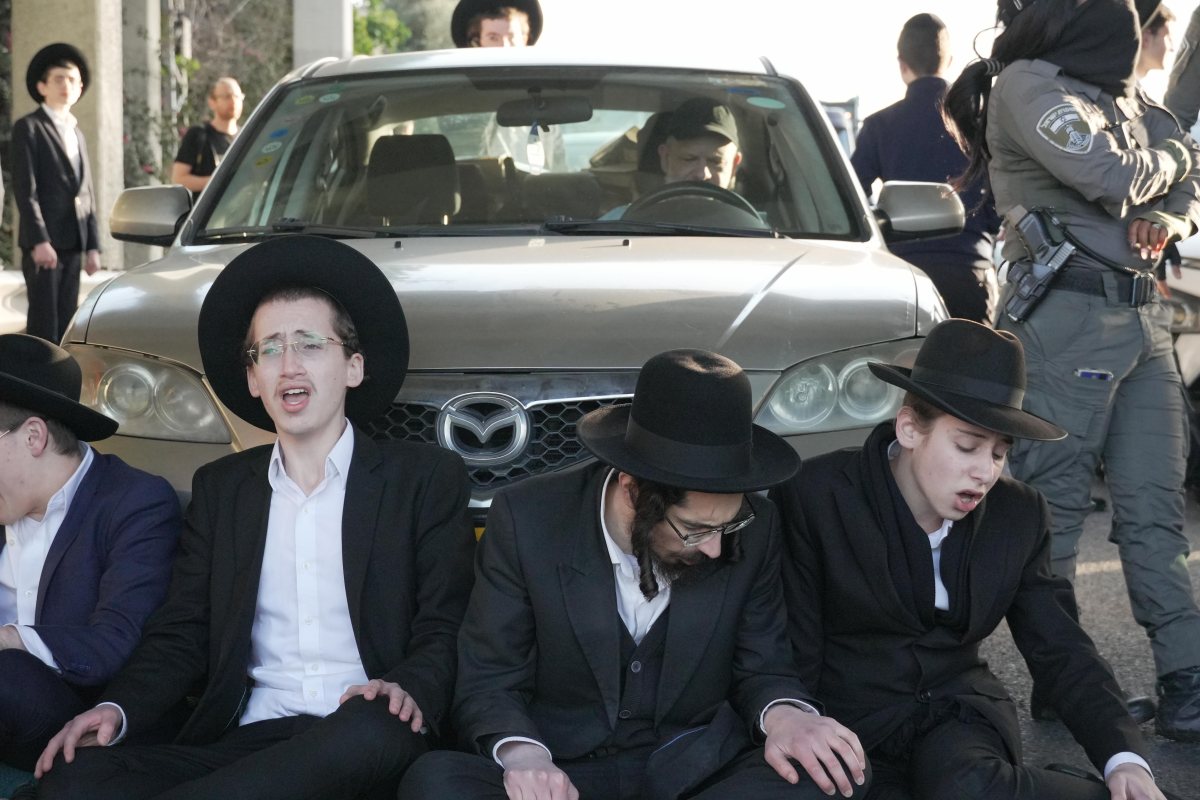 הפגנות נגד הגיוס shutterstock
