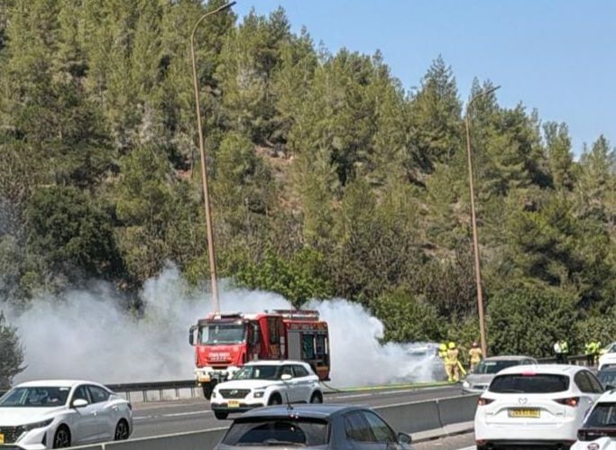 הרכב הבוער בכביש 1 | כבאות והצלה