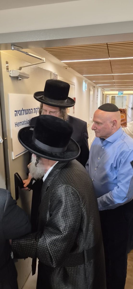 קביעת המזוזה ע"י האדמו"ר מויזניץ לצד מנכ"ל המרכז הרפואי | צילום: יח"צ