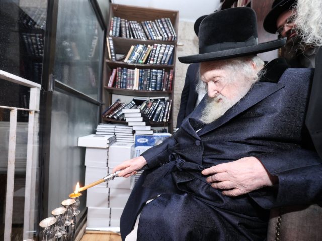 הרב משה שטרנבוך בהדלקת נרות חנוכה. צילום: דוד ארזני