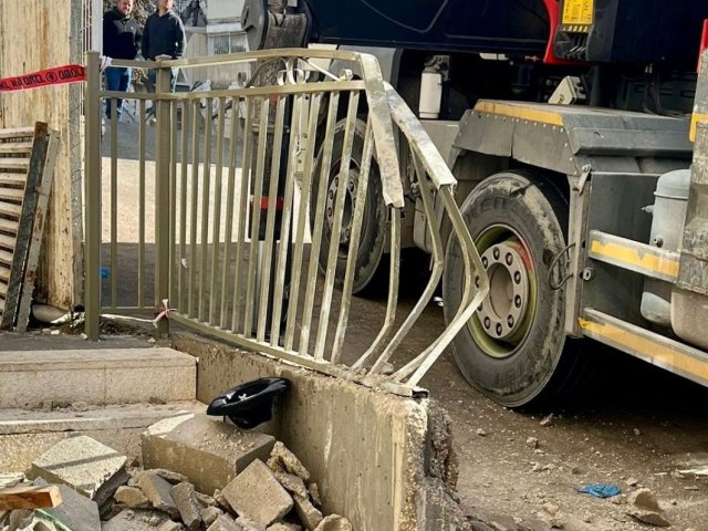 זירת נפילת הבלוקים על בחור הישיבה. צילום: דוברות המשטרה