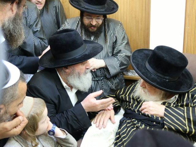 האדמורים רבי יקותיאל אבוחצירא והאדמור מתואי. המצלם