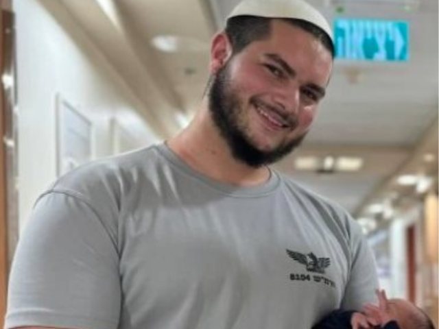 גילעד רחמים אביעד עם בנו היילוד. צילום: שערי צדק